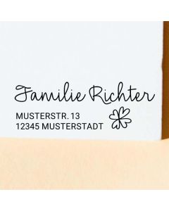 Namensstempel aus Holz mit Adresse und Kleeblatt  