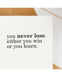 Holzstempel mit Spruch: you never lose. either you win or you learn.  
